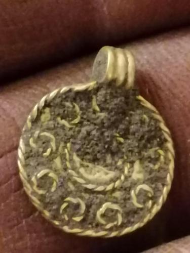 1-10-2021-2e-vondst-hanger-met-zand